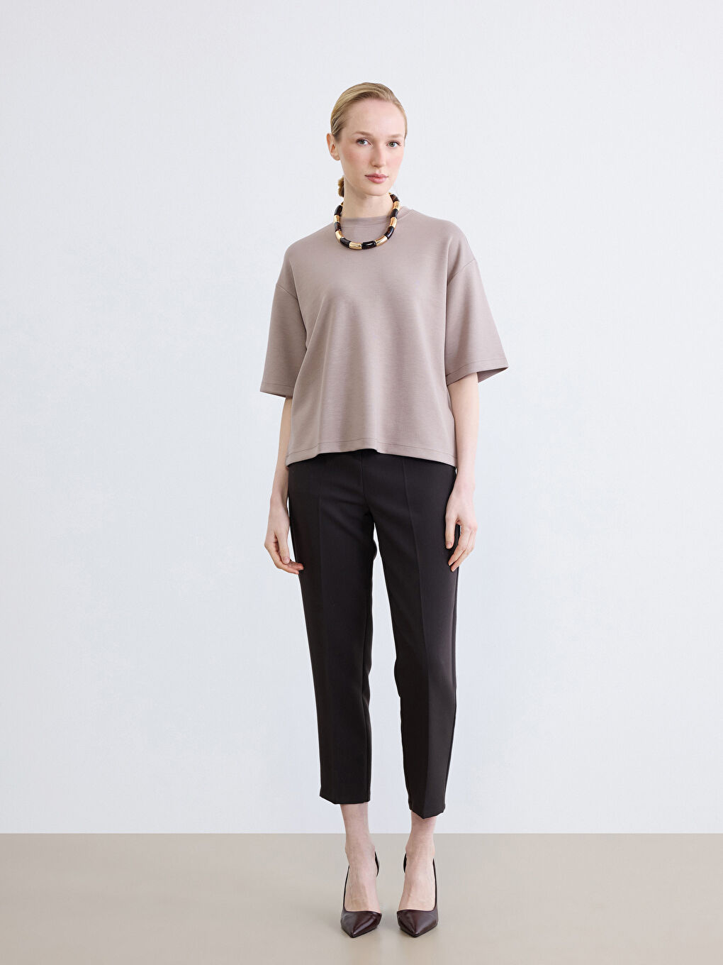 Kahverengi Bisiklet Yaka Oversize Kadın Tişört-1