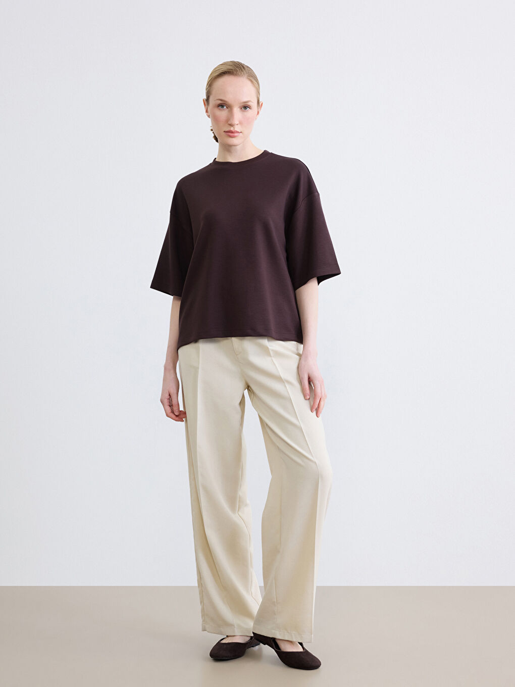 Kahverengi Bisiklet Yaka Oversize Kadın Tişört-1