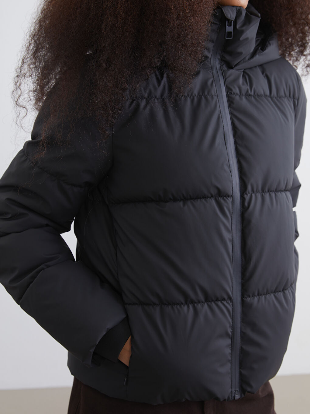 Siyah Kapüşonlu Kadın Şişme Mont-2