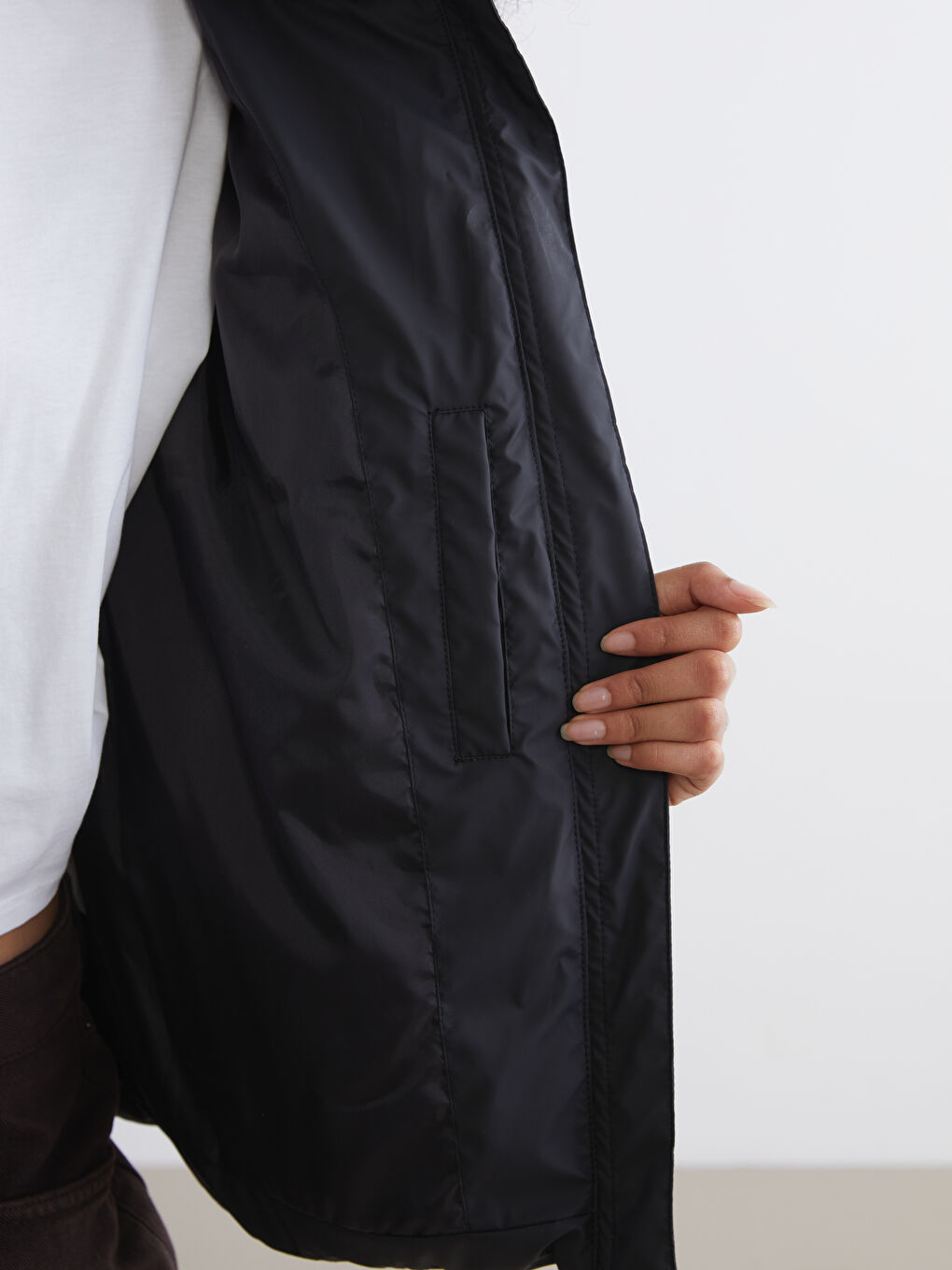 Siyah Kapüşonlu Kadın Şişme Mont-3