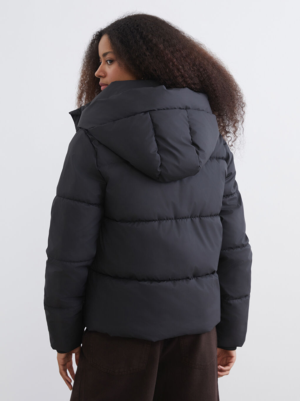 Siyah Kapüşonlu Kadın Şişme Mont-4