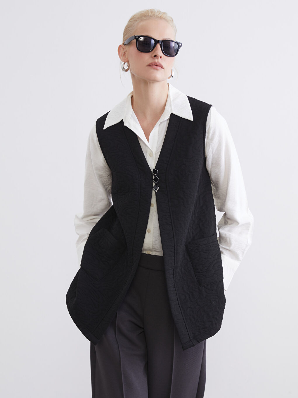 Siyah V Yaka Kendinden Desenli Kadın Yelek