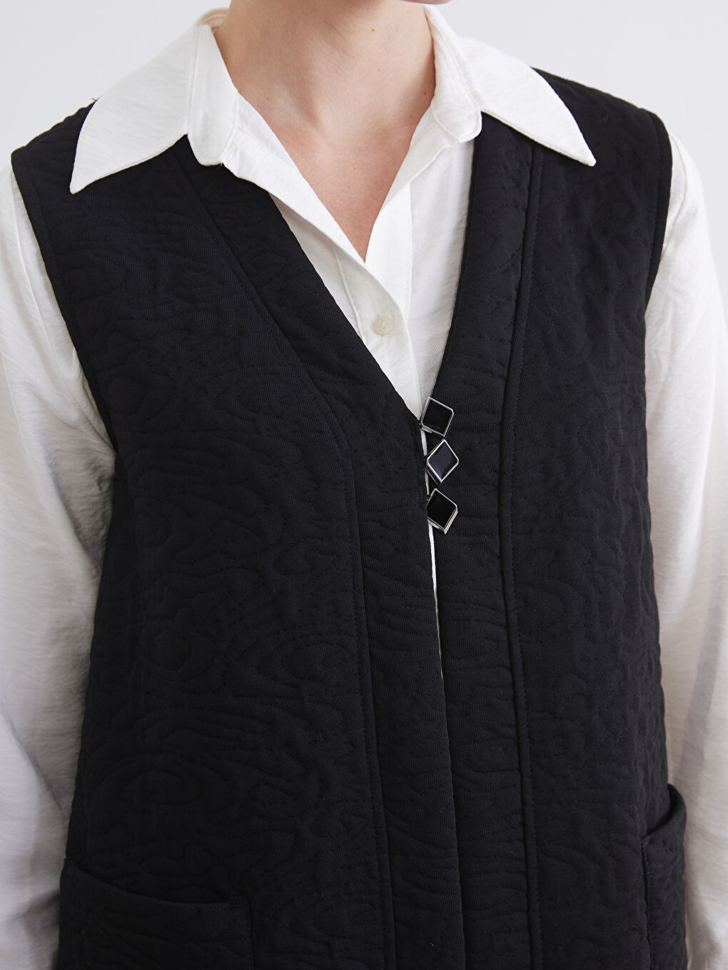 Siyah V Yaka Kendinden Desenli Kadın Yelek-2