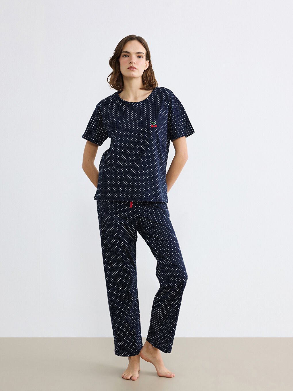 Жіночий піжамний комплект з круглим вирізом і вишитою вишнею-1