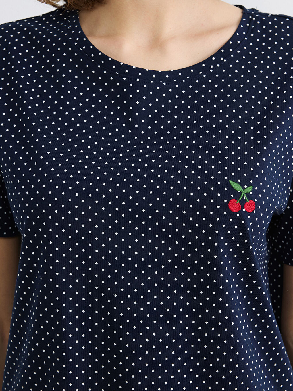 Жіночий піжамний комплект з круглим вирізом і вишитою вишнею-2