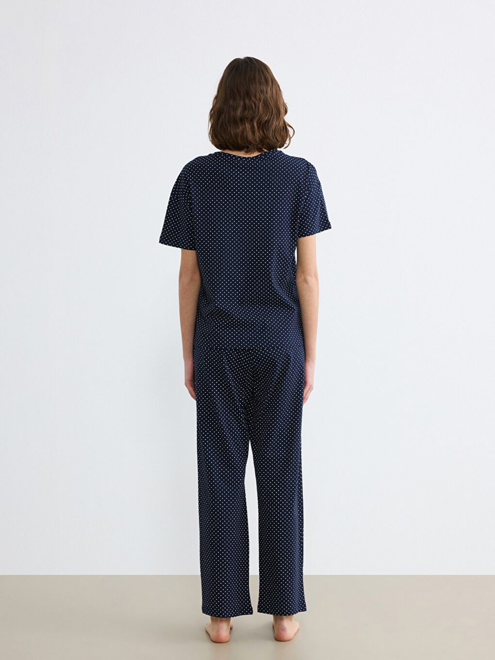 Жіночий піжамний комплект з круглим вирізом і вишитою вишнею-3