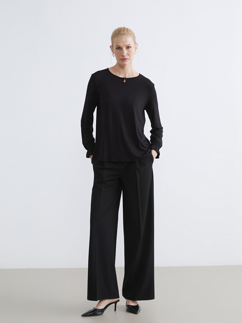 Siyah Bisiklet Yaka Fırfırlı Bluz-1