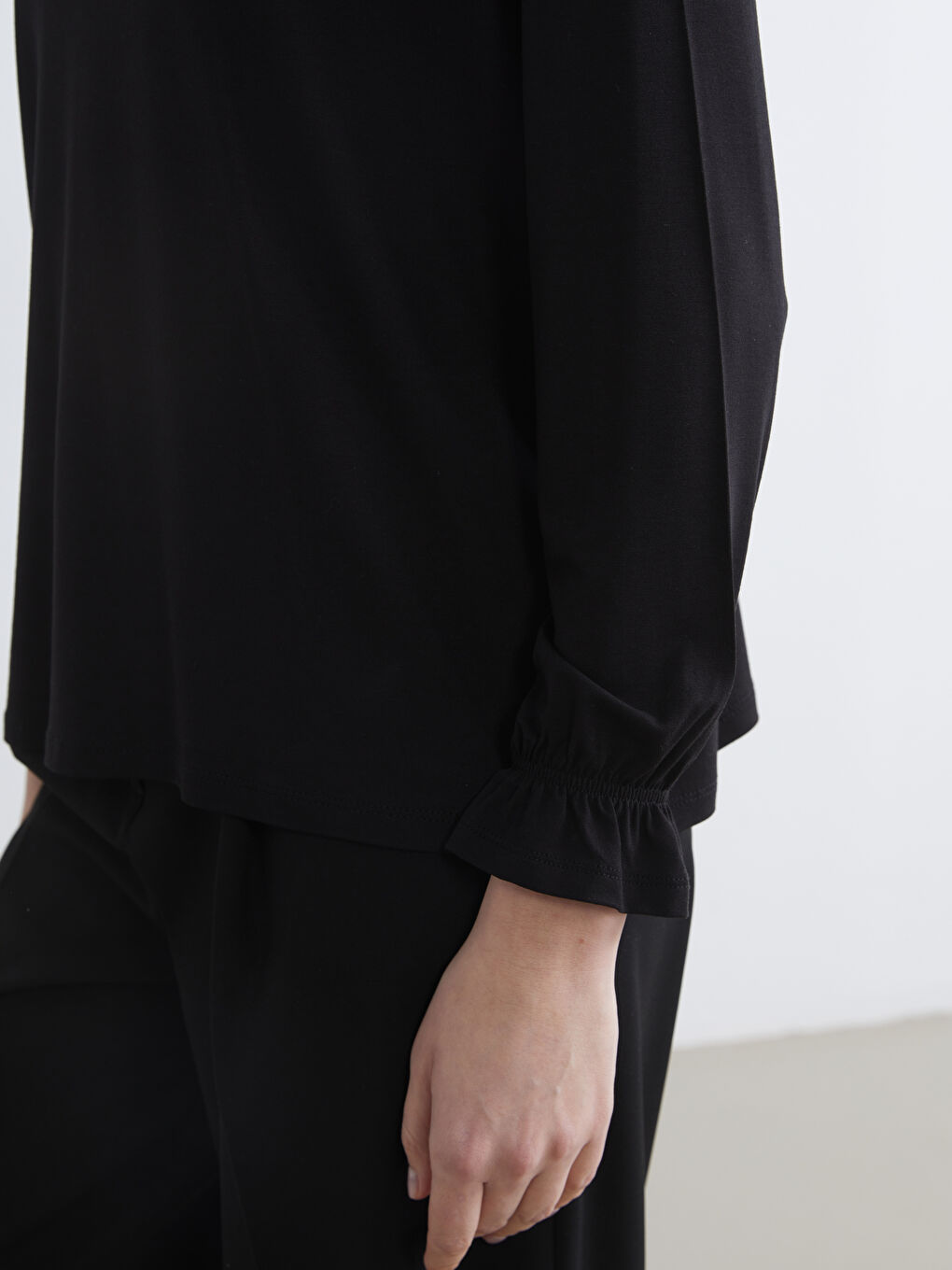 Siyah Bisiklet Yaka Fırfırlı Bluz-2