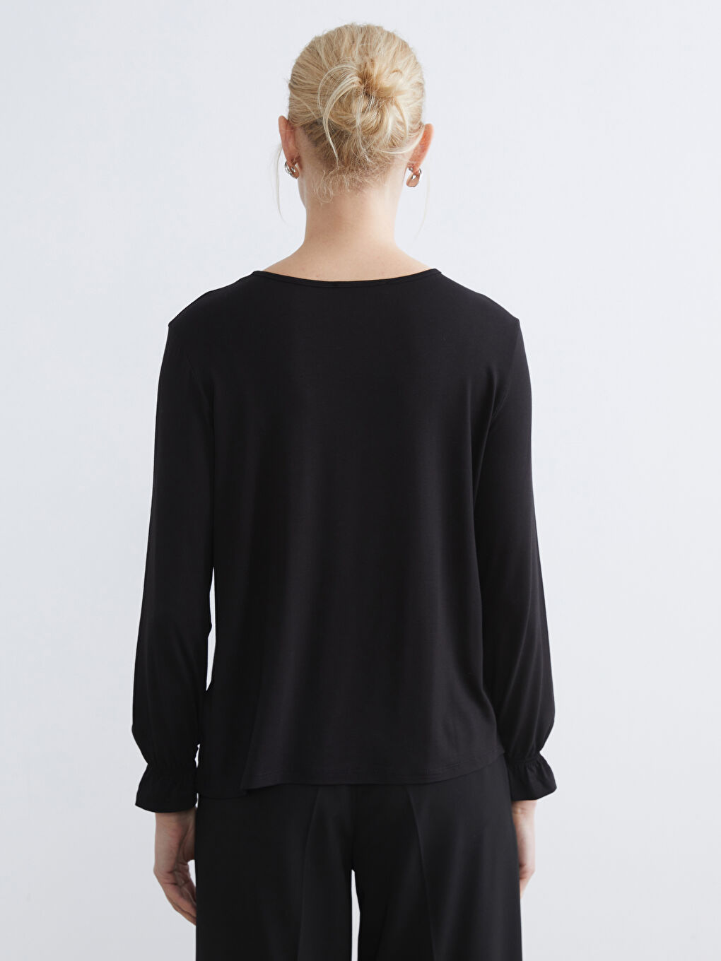 Siyah Bisiklet Yaka Fırfırlı Bluz-3