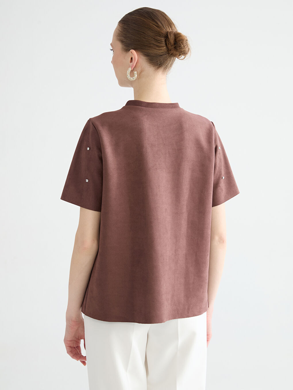 Kahverengi Bisiklet Yaka Taşlı Süet Görünümlü Bluz-3