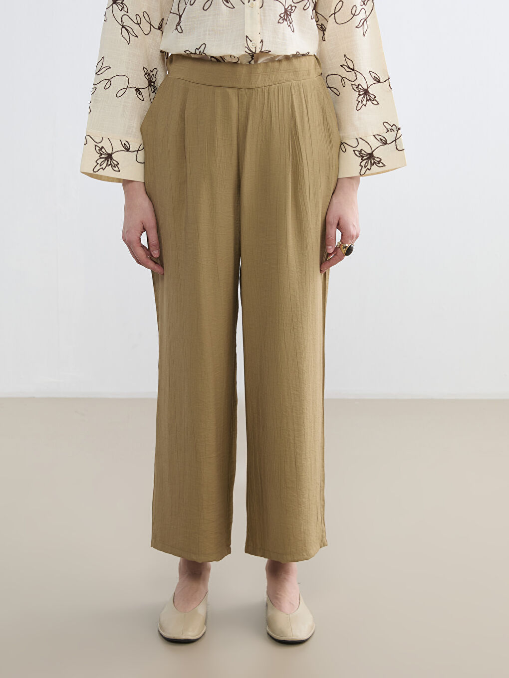 Haki Beli Lastikli Dokulu Kadın Pileli Pantolon-2