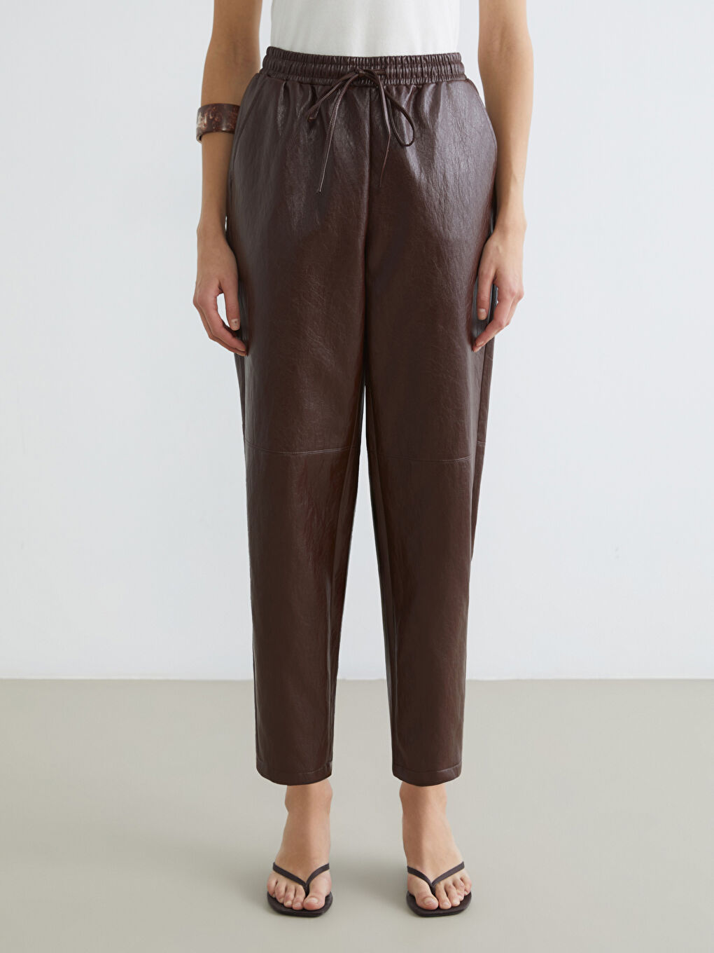 Pantalone od eko kože sa elastičnim strukom za ženski-1