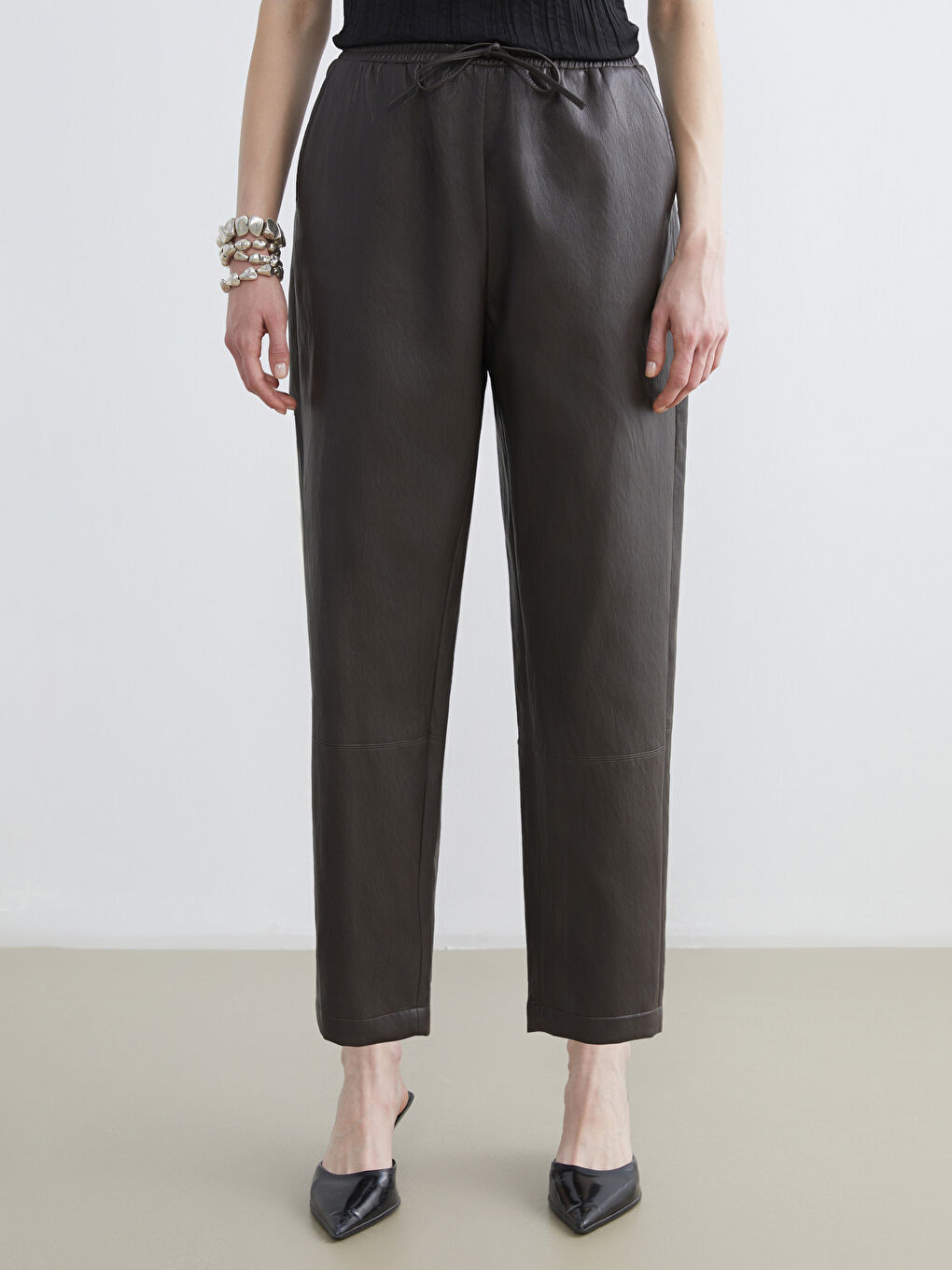 بنطلون جلد صناعي للسيدات بخصر مطاطي-1