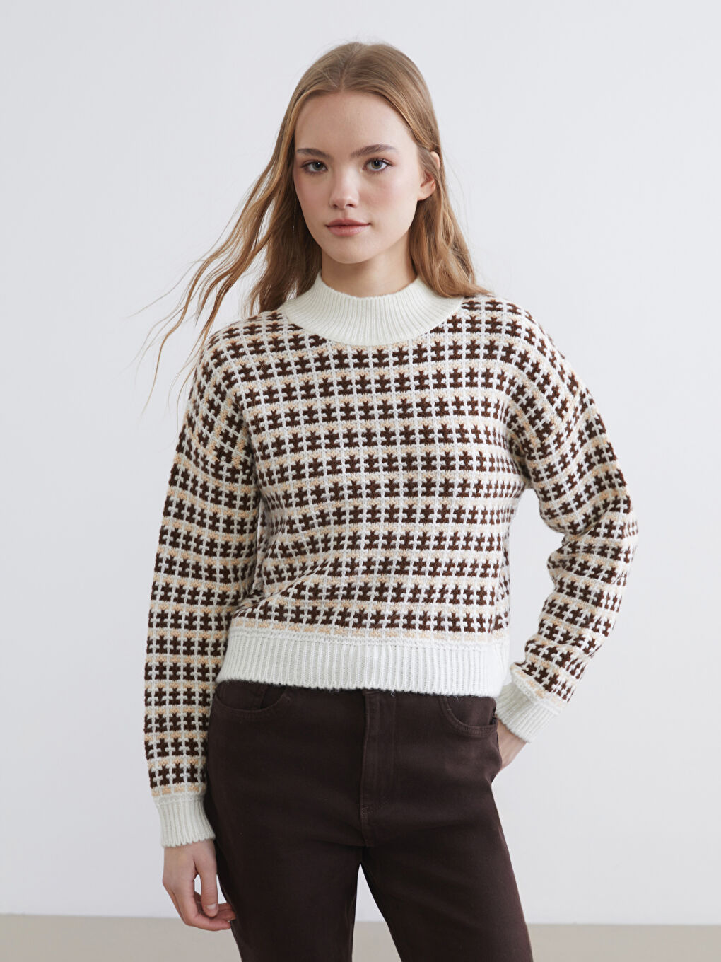 Kahverengi Yarım Balıkçı Yaka Desenli Kadın Triko Kazak