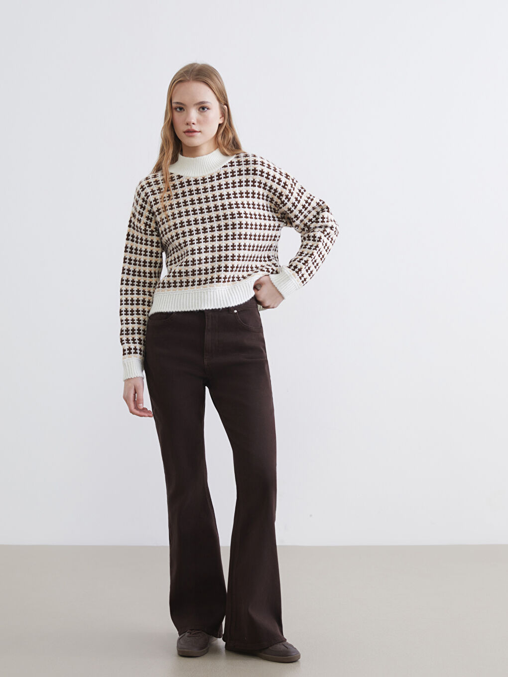 Kahverengi Yarım Balıkçı Yaka Desenli Kadın Triko Kazak-1