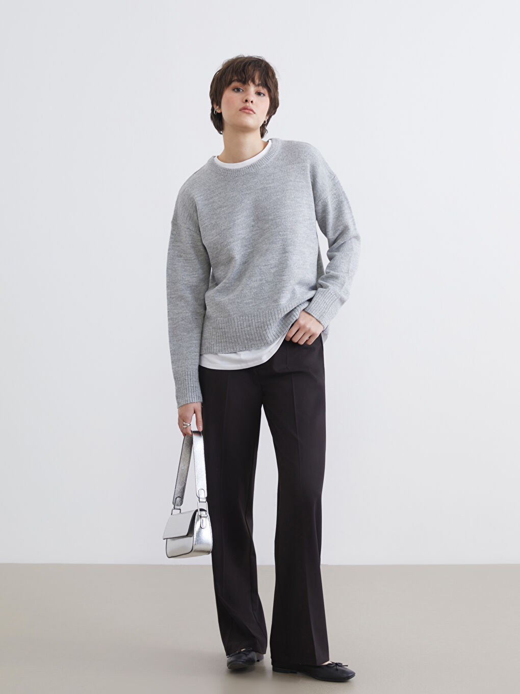 ქალი შავი შარვალი