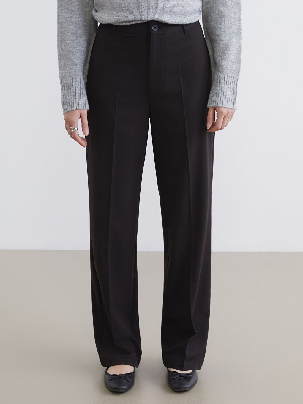 ქალი შავი შარვალი-1