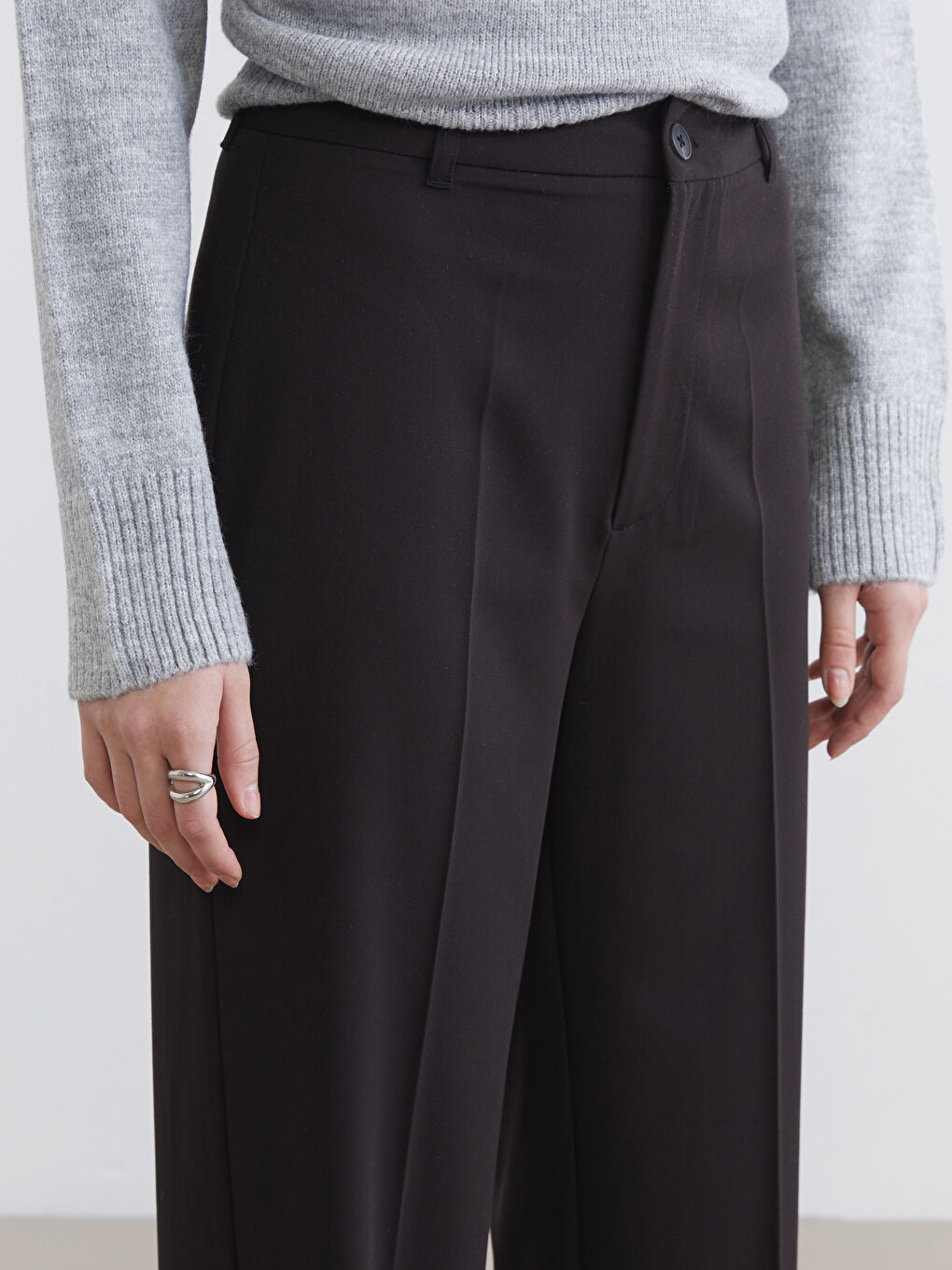 ქალი შავი შარვალი-2