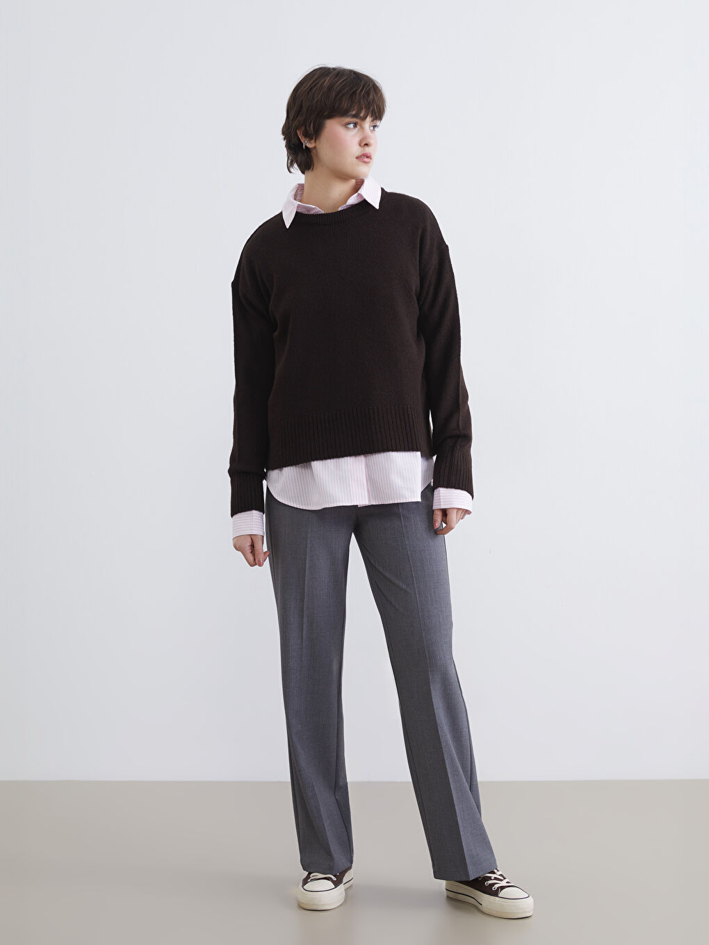 ქალი რუხი შარვალი