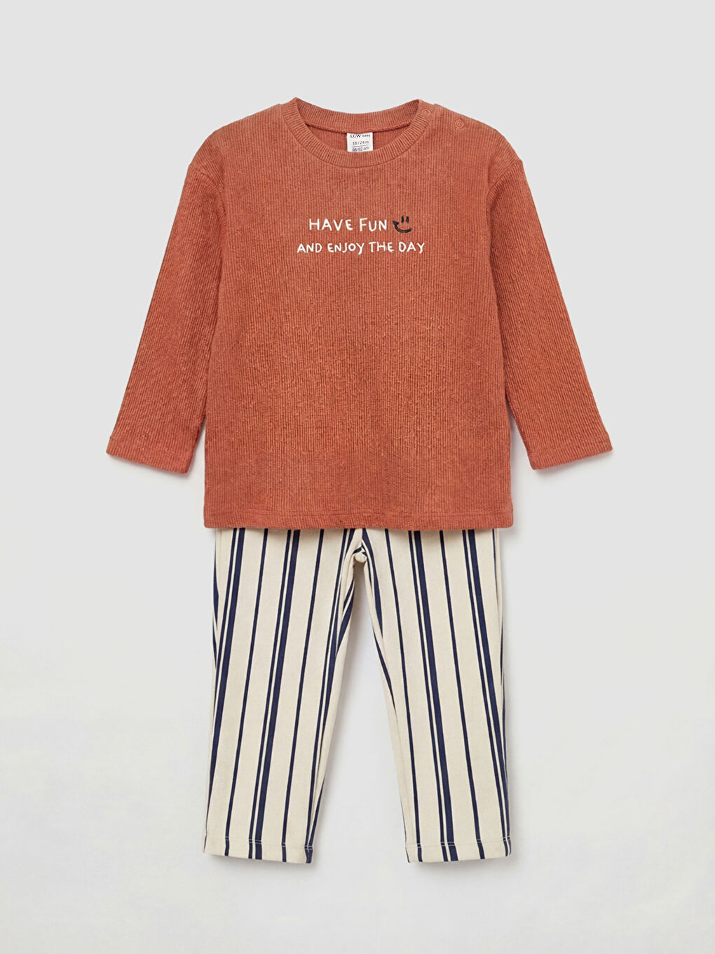 Kahverengi Bisiklet Yaka Erkek Bebek Pantolon ve Tişört