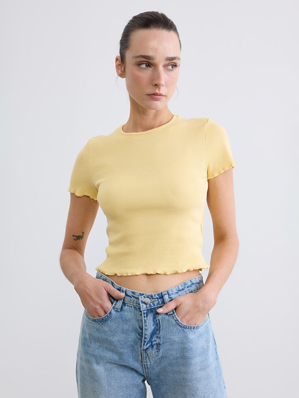 Bej Bisiklet Yaka Fitilli Kadın Tişört