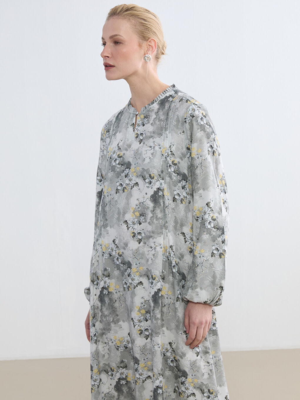 Gri Hakim Yaka Fırfırlı Çiçekli Elbise-1