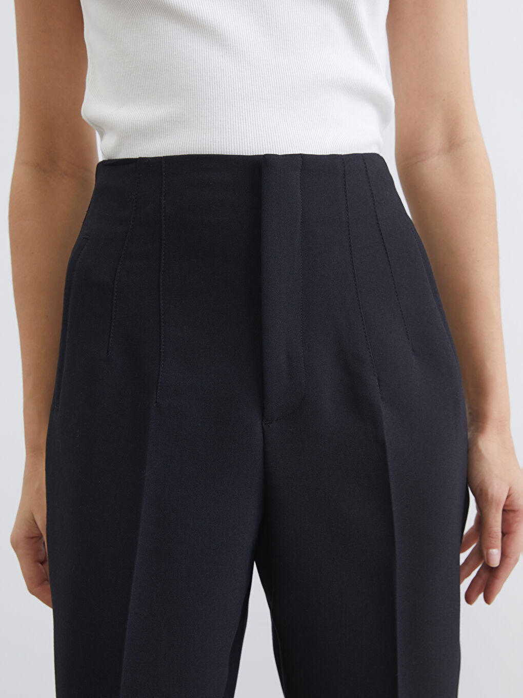 Siyah Carrot Fit Kadın Pileli Pantolon-2