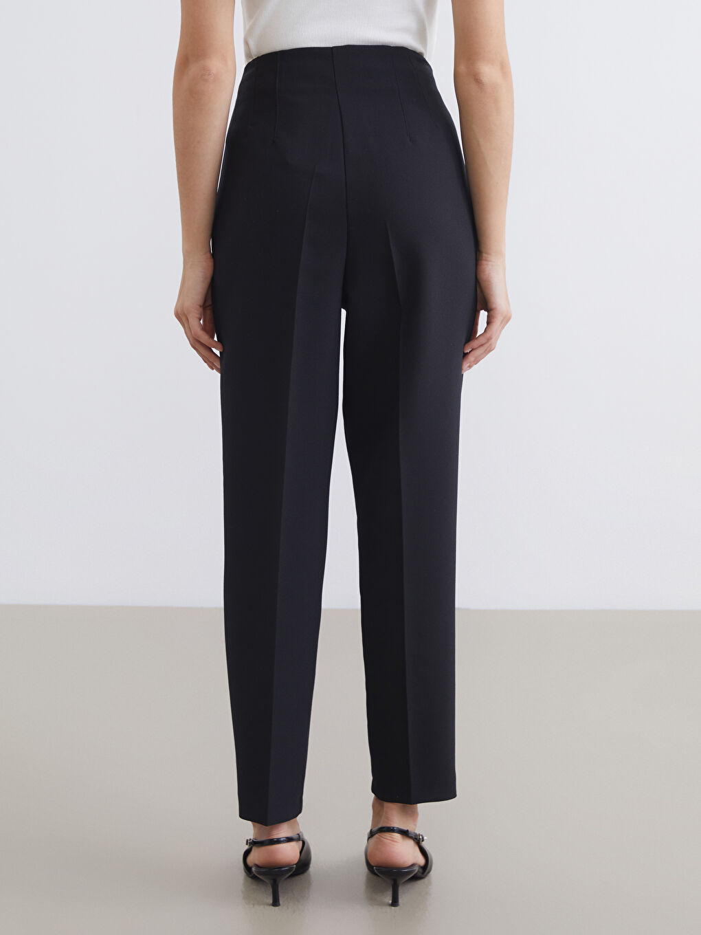 Siyah Carrot Fit Kadın Pileli Pantolon-3