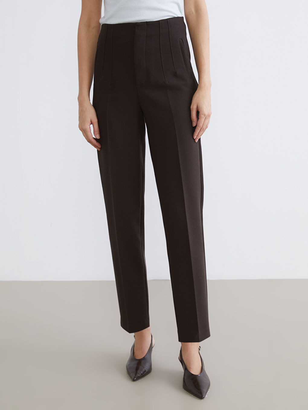 Kahverengi Carrot Fit Kadın Pileli Pantolon-1