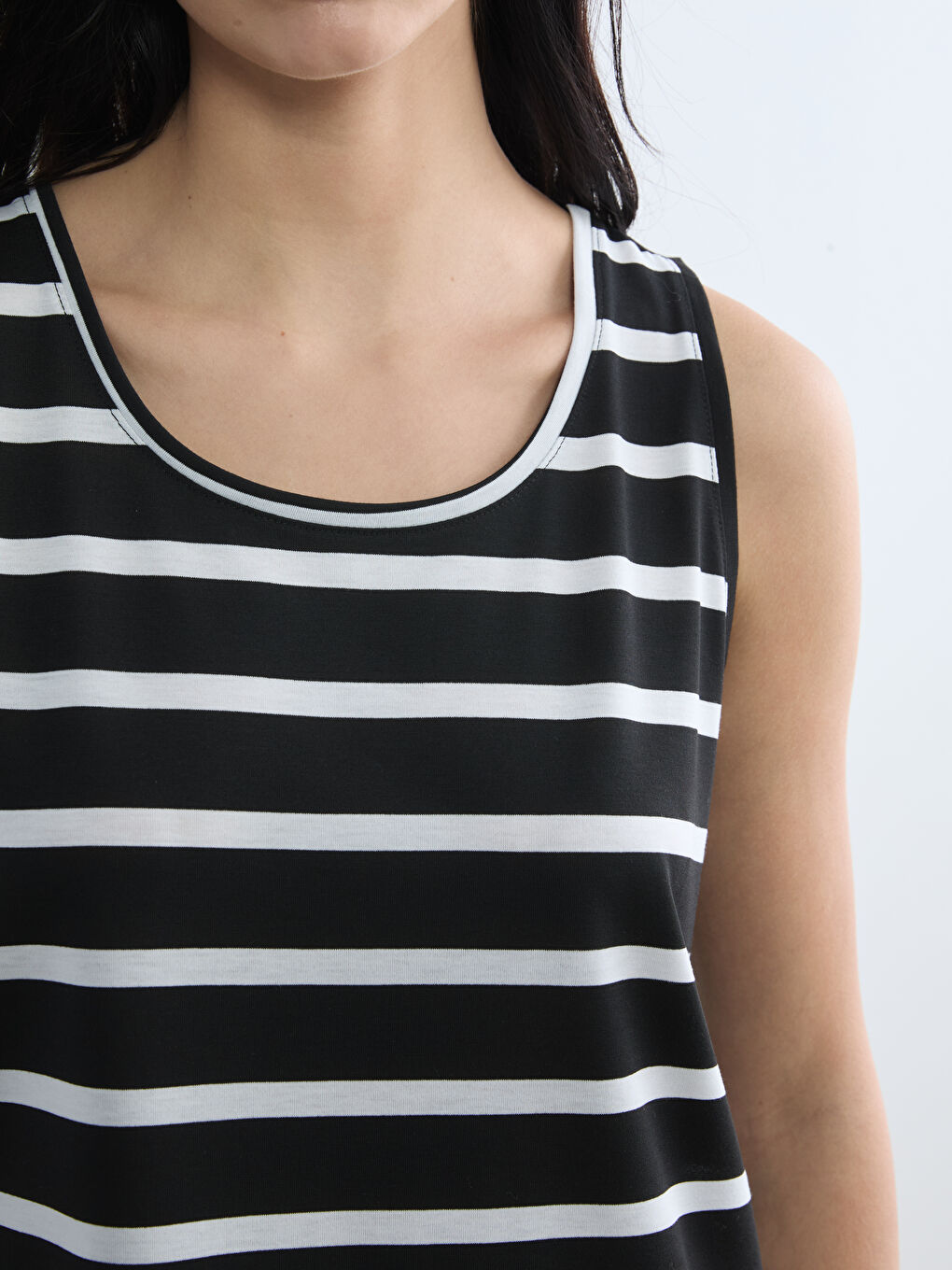 Siyah Bisiklet Yaka Çizgili Kadın Atlet-2