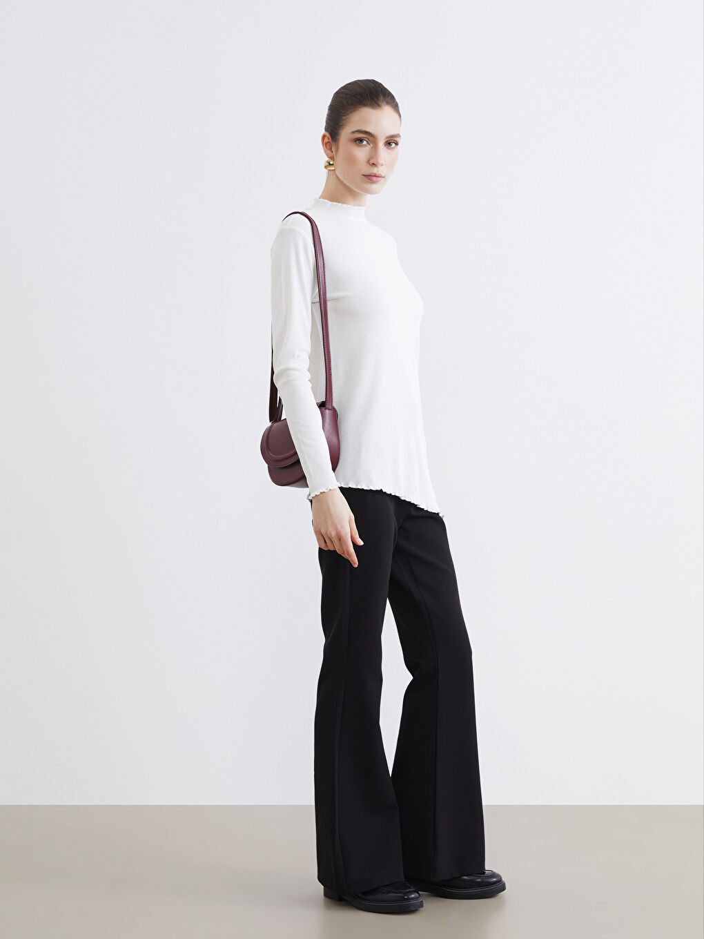 پانتۆڵ ڕه‌ش ژن