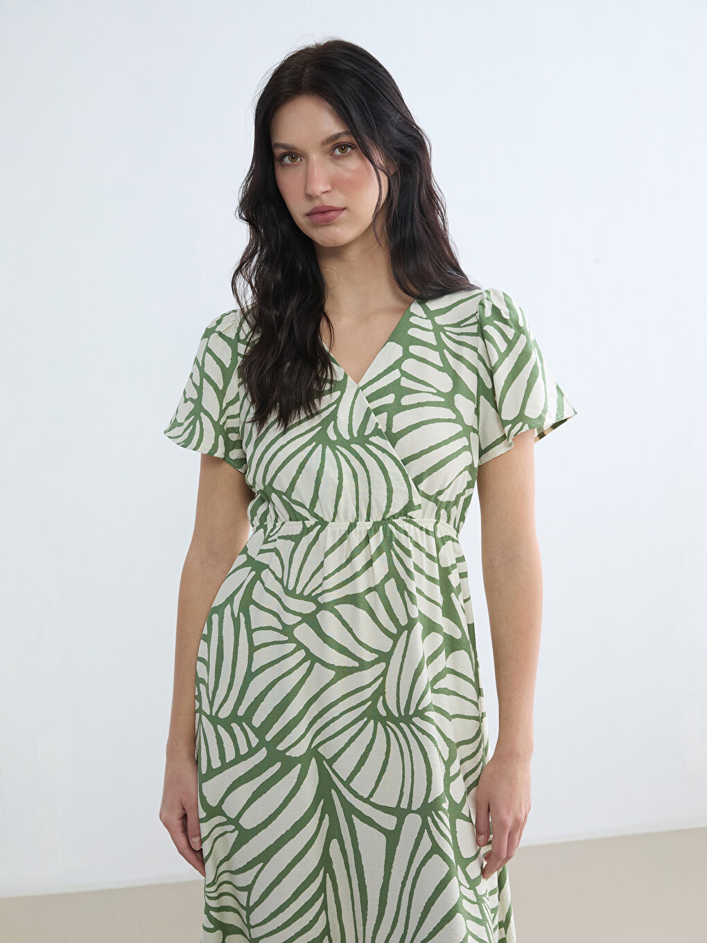 Yeşil Kruvaze Yaka Desenli Belden Oturtmalı Elbise-1