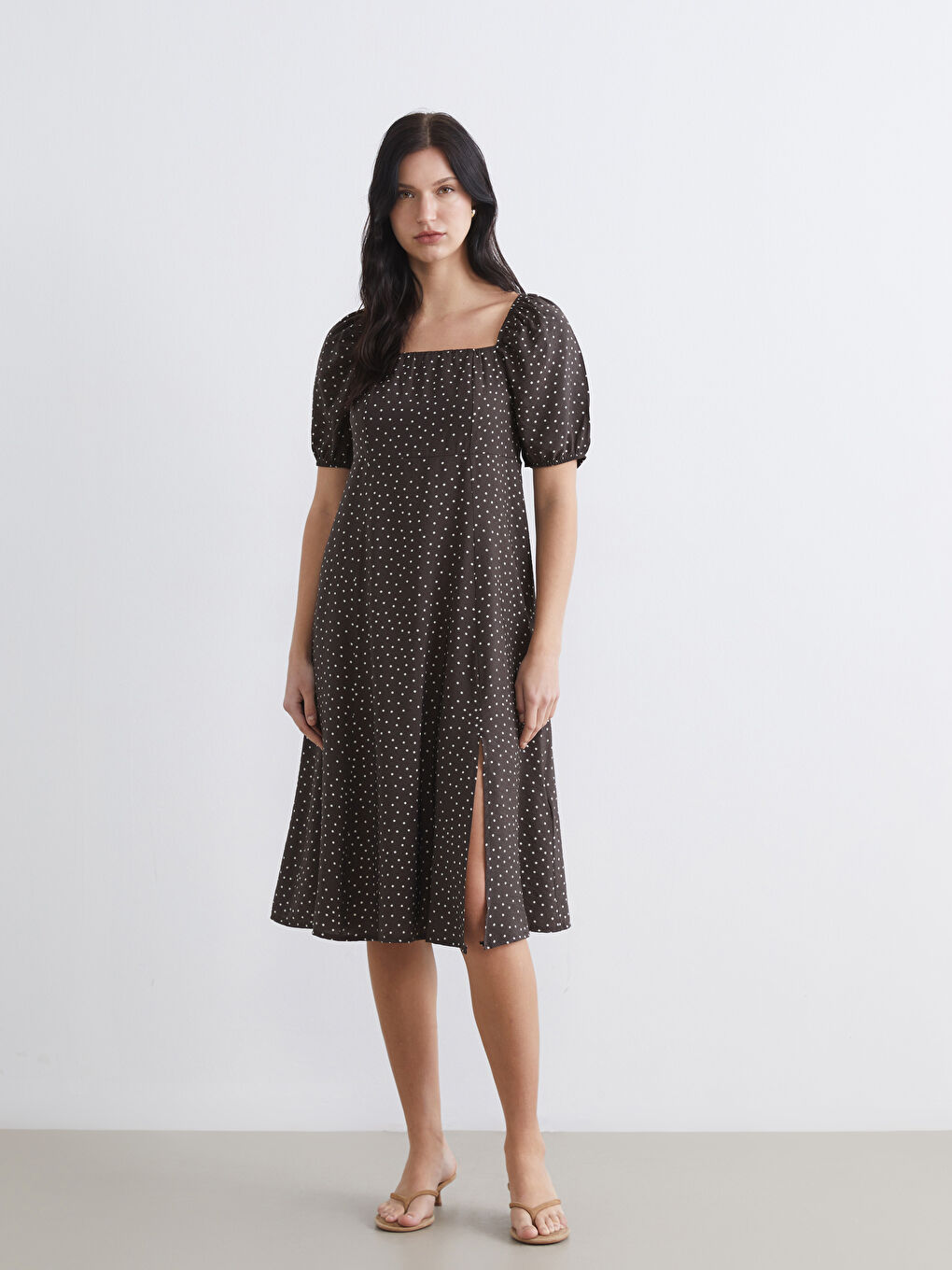 Kahverengi Kare Yaka Puantiyeli Yırtmaçlı Elbise	