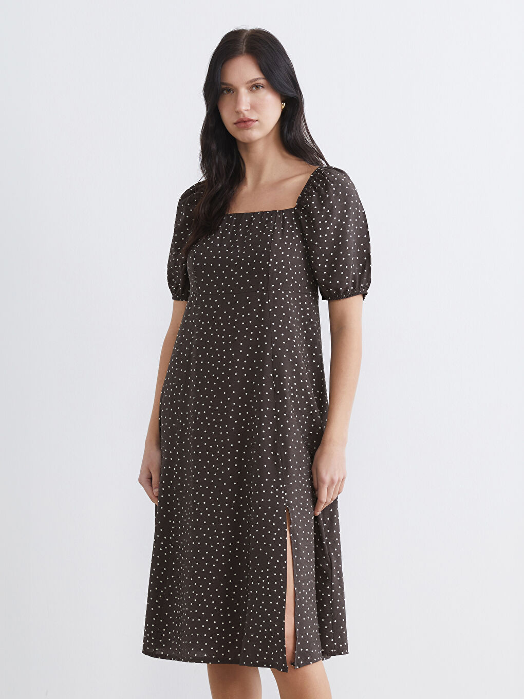 Kahverengi Kare Yaka Puantiyeli Yırtmaçlı Elbise	-1