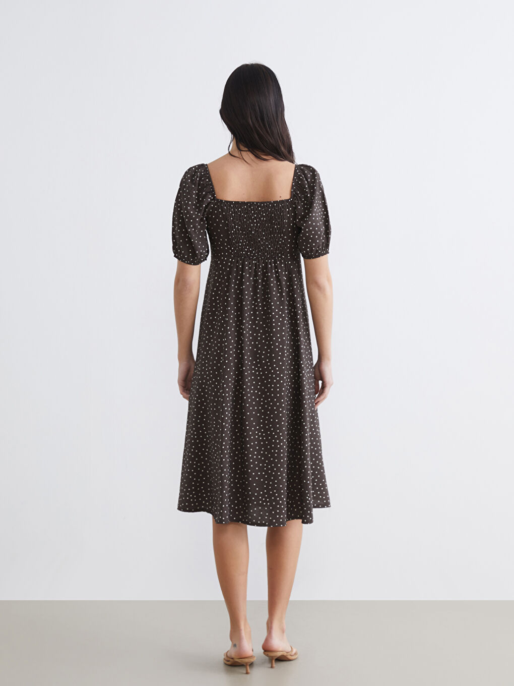 Kahverengi Kare Yaka Puantiyeli Yırtmaçlı Elbise	-3