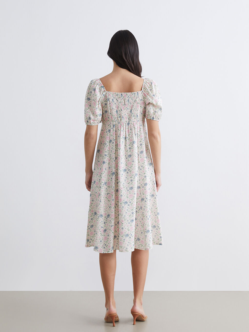 Ekru Kare Yaka Çiçekli Yırtmaçlı Elbise	-3