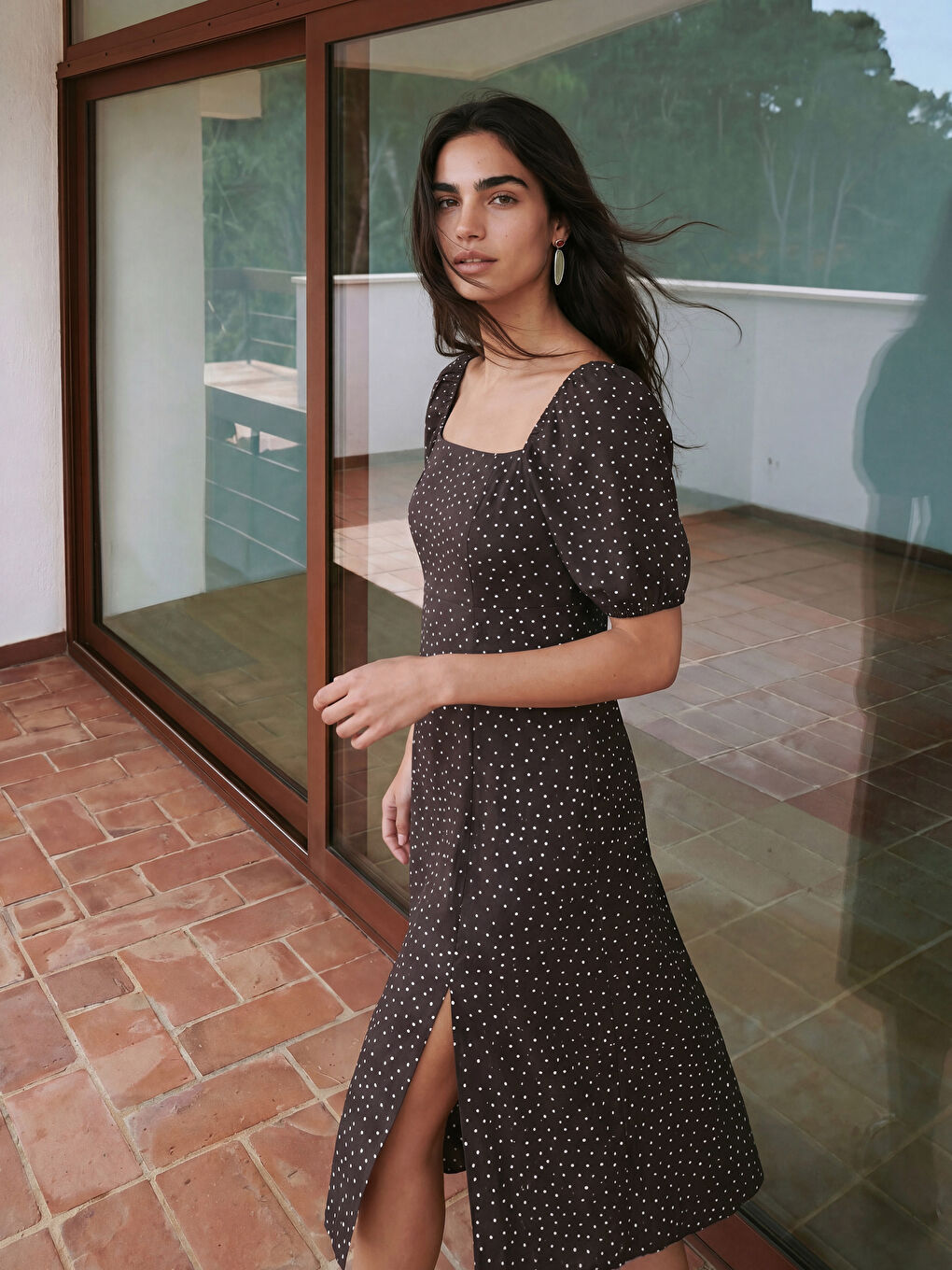 Kahverengi Kare Yaka Puantiyeli Yırtmaçlı Elbise	