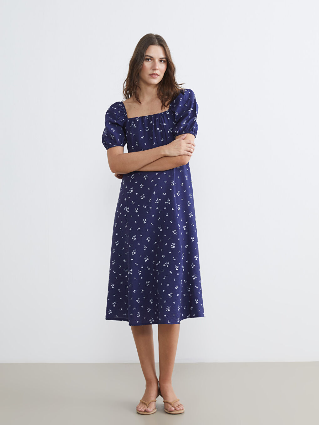 İndigo Kare Yaka Çiçekli Yırtmaçlı Elbise	