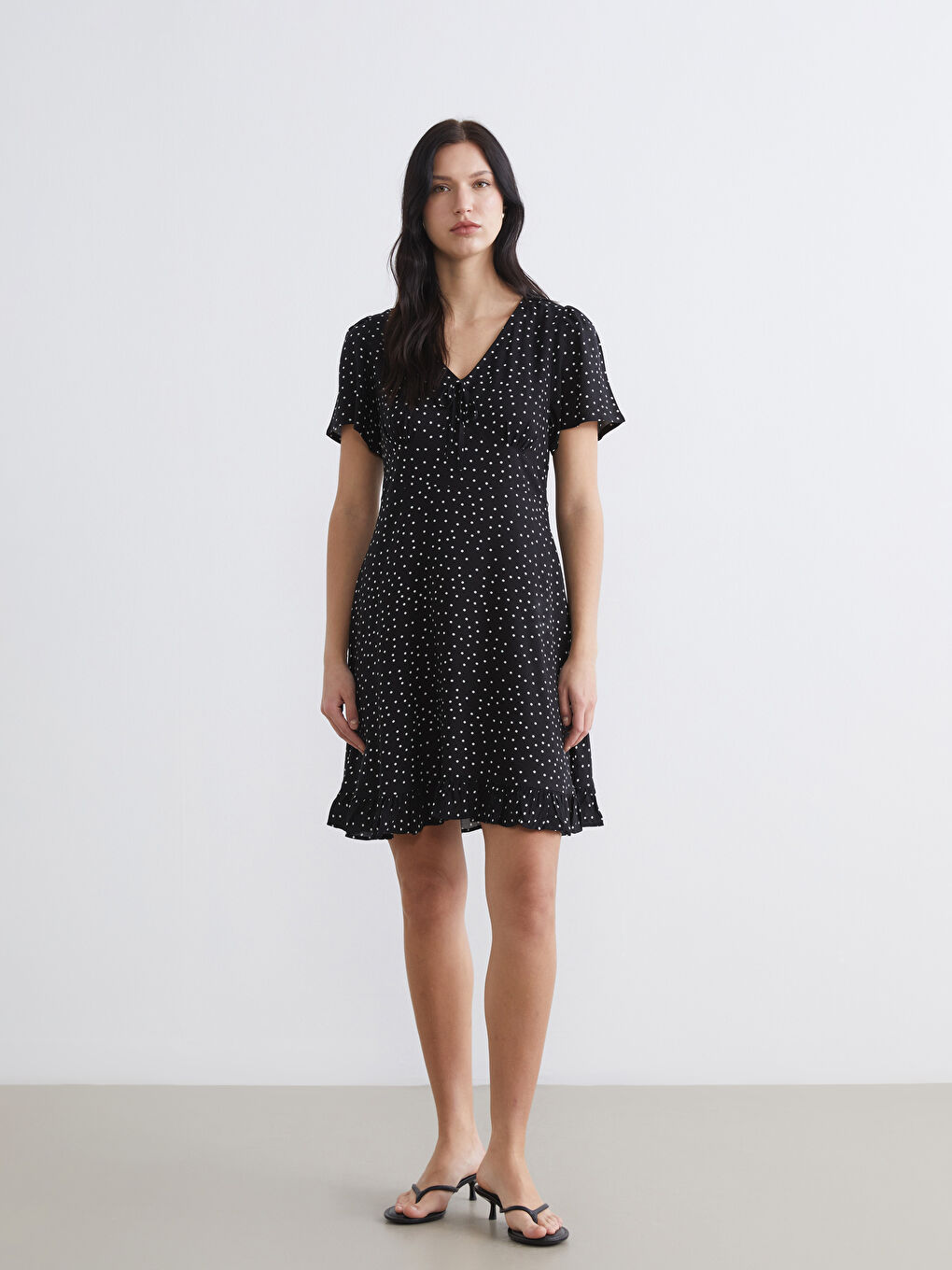 Siyah V Yaka Puantiyeli Fırfırlı Mini Elbise