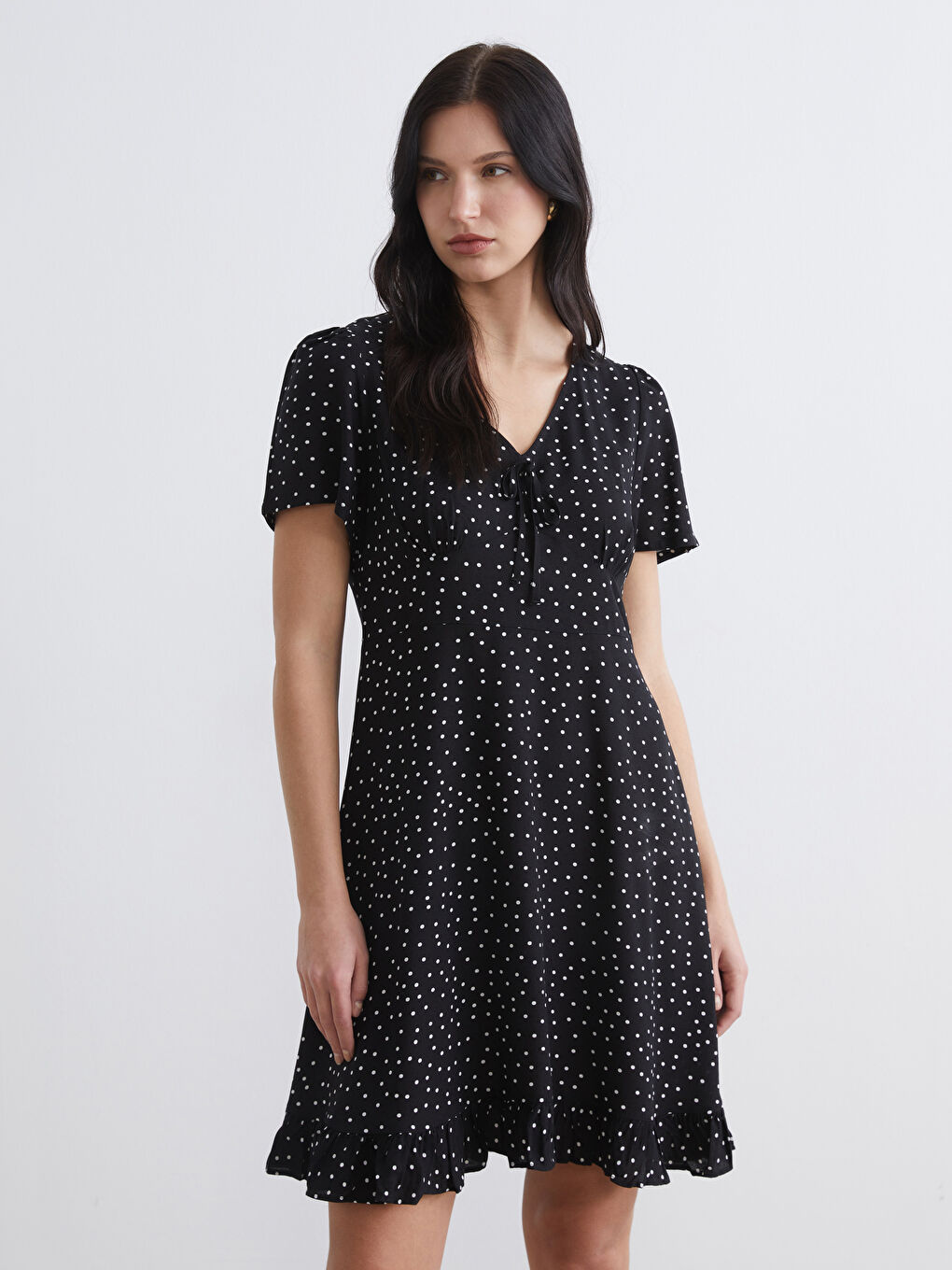 Siyah V Yaka Puantiyeli Fırfırlı Mini Elbise-1