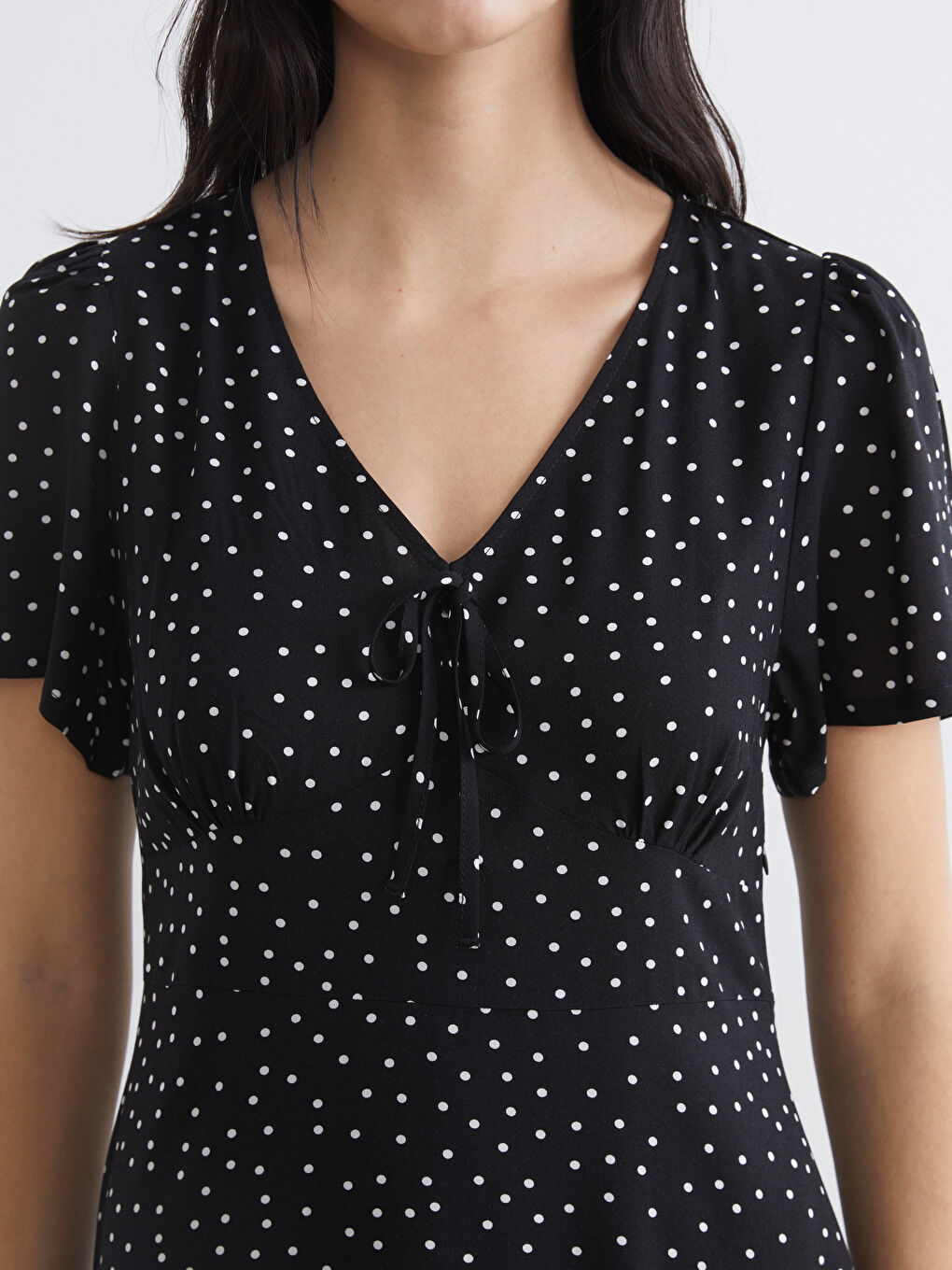 Siyah V Yaka Puantiyeli Fırfırlı Mini Elbise-2