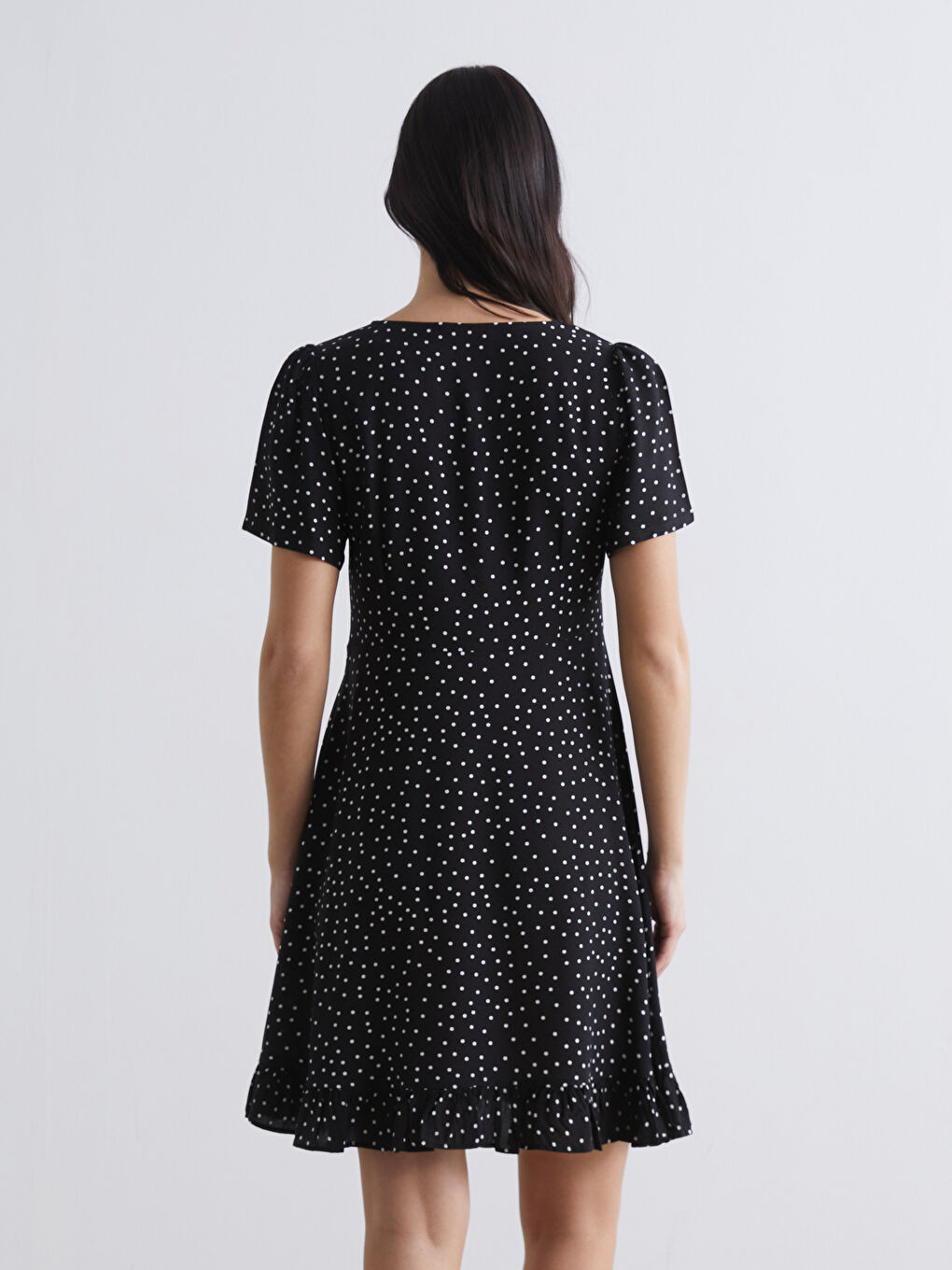 Siyah V Yaka Puantiyeli Fırfırlı Mini Elbise-3