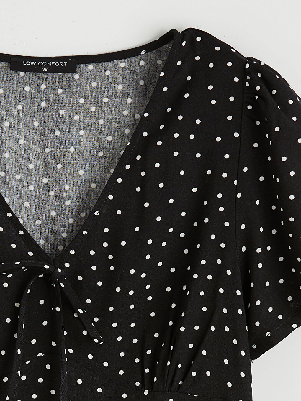 Siyah V Yaka Puantiyeli Fırfırlı Mini Elbise-5