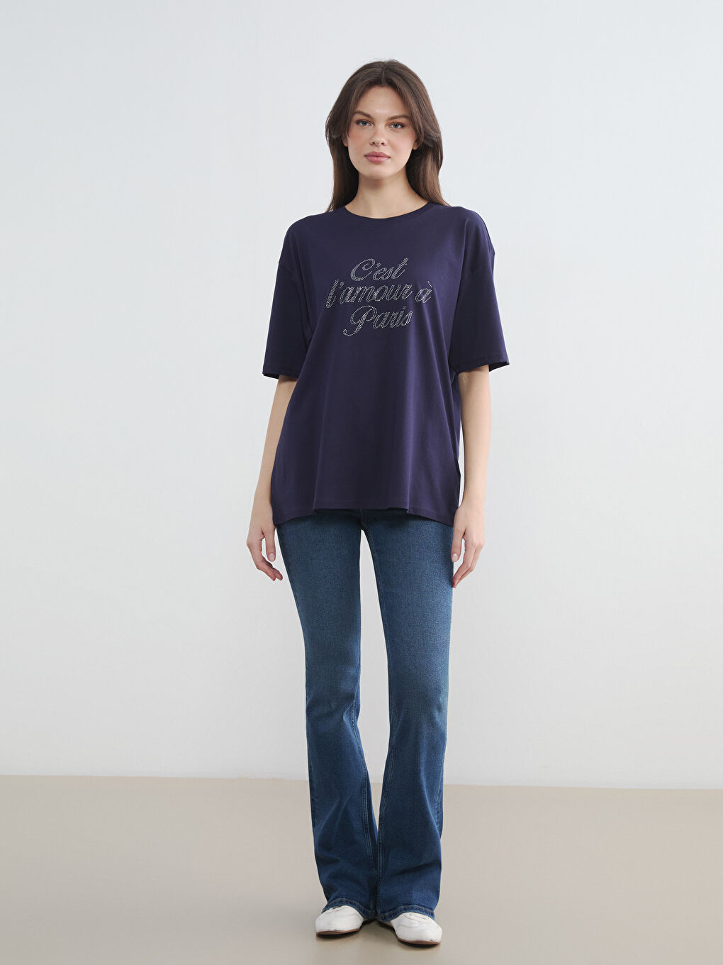 ქალი მუქი ლურჯი მაისურები და ზედები