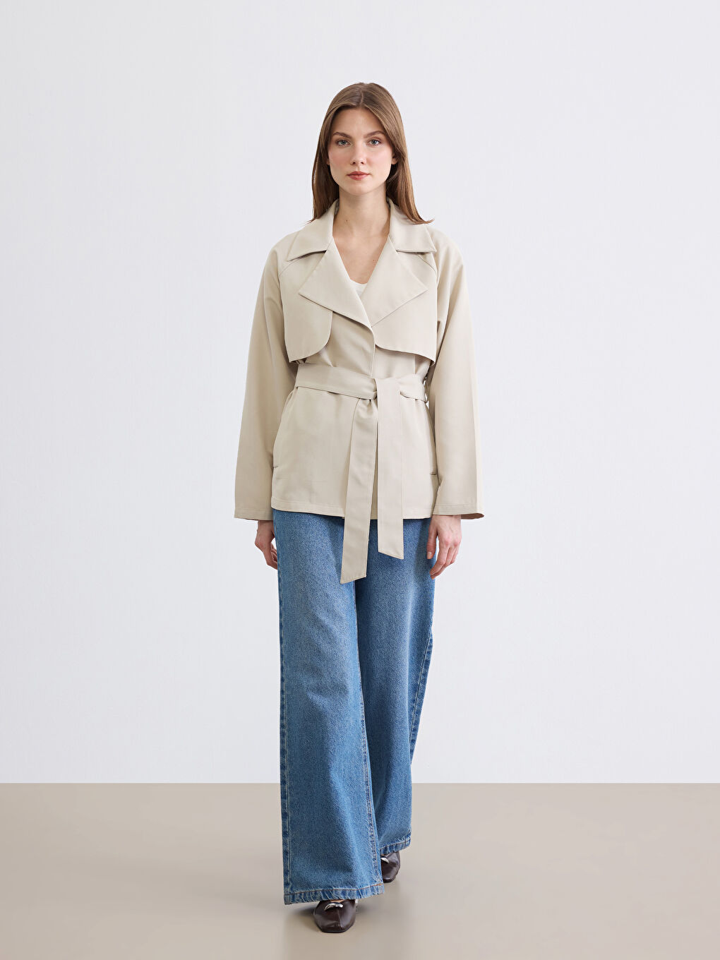 Bej Kruvaze Yaka Kuşaklı Kadın Trençkot-1