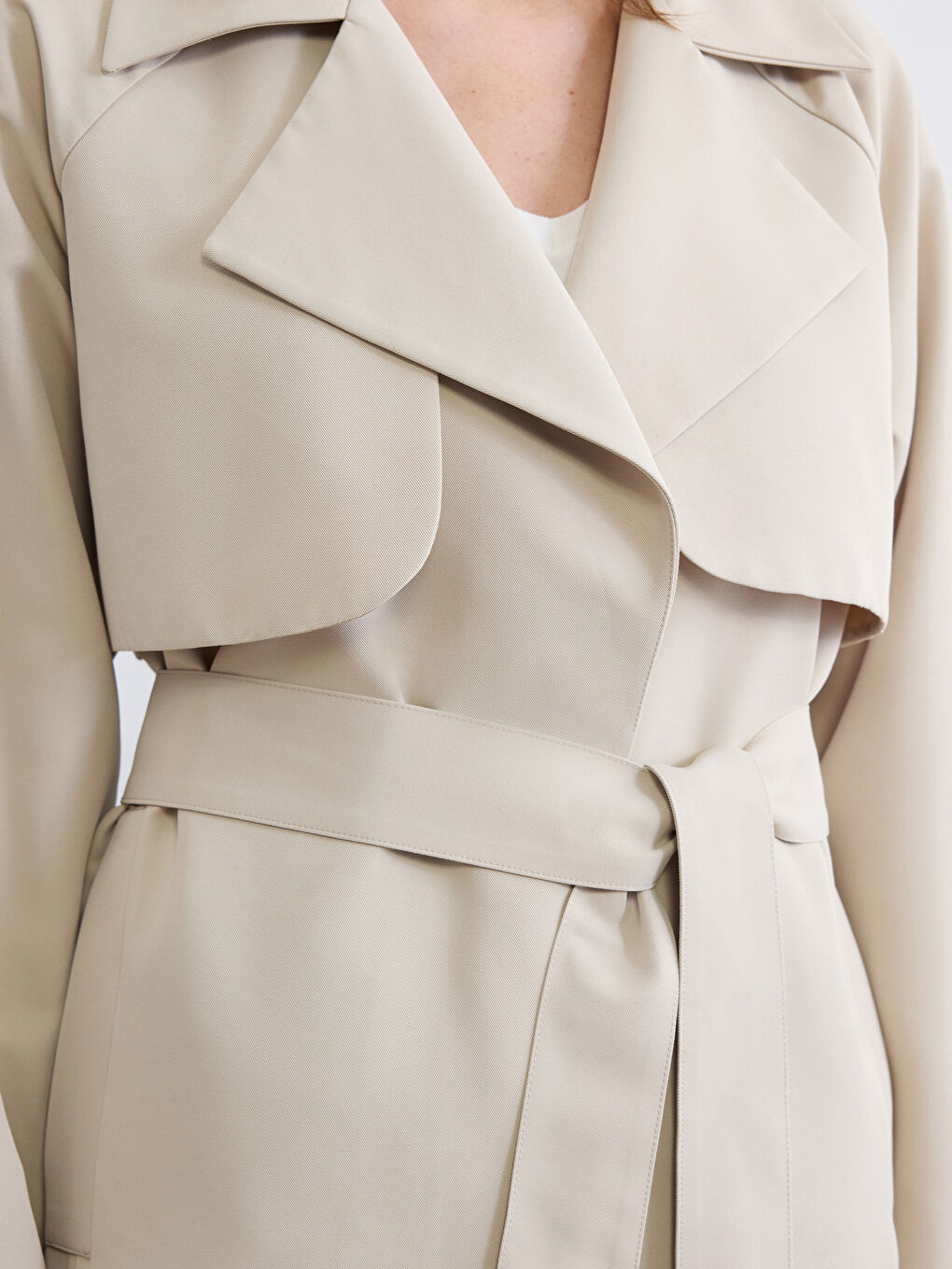 Bej Kruvaze Yaka Kuşaklı Kadın Trençkot-2