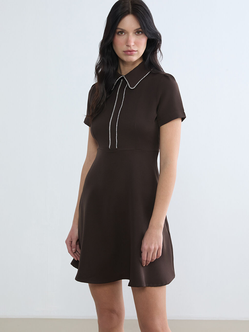 Kahverengi Bebe Yaka Taşlı A Kesim Mini Elbise