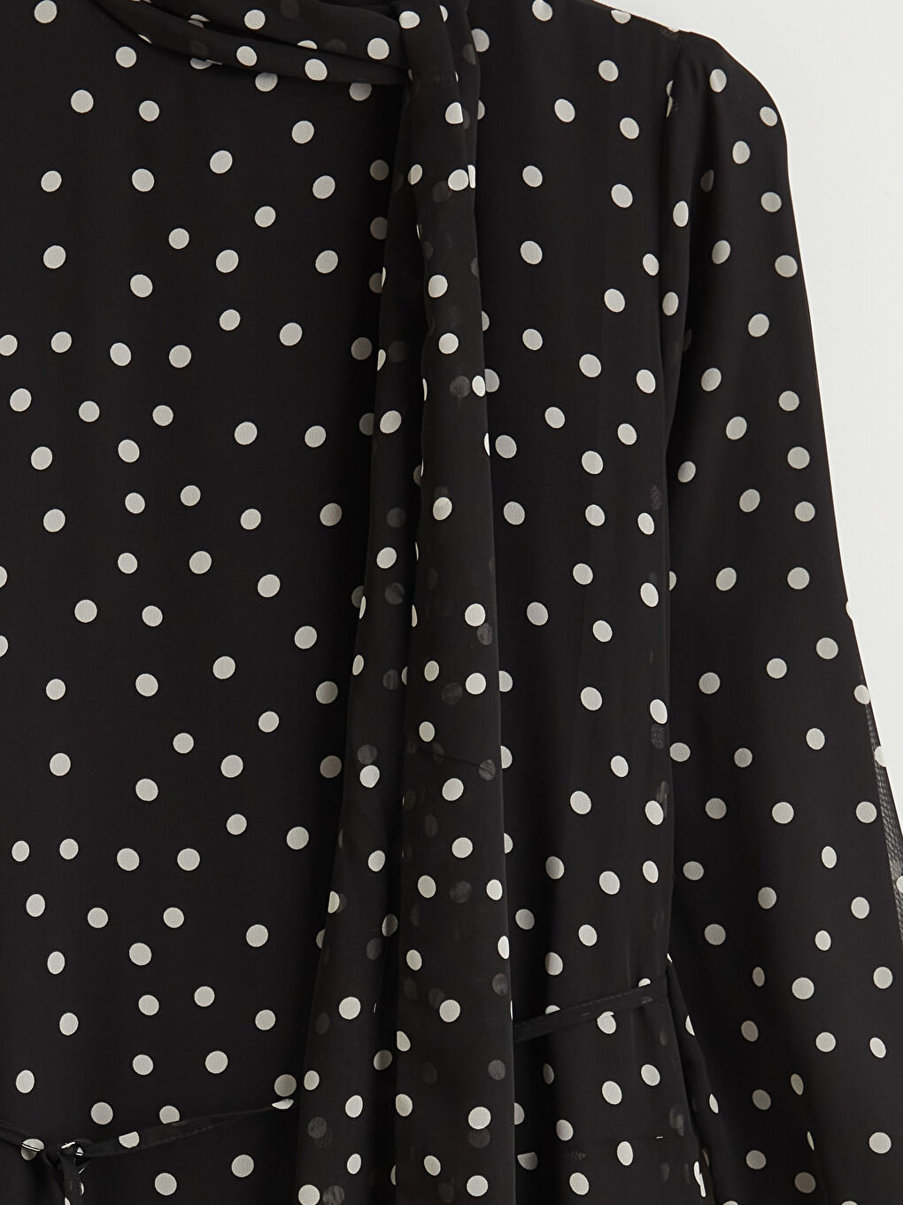 Siyah Dik Yaka Puantiyeli Kuşaklı A Kesim Elbise-4