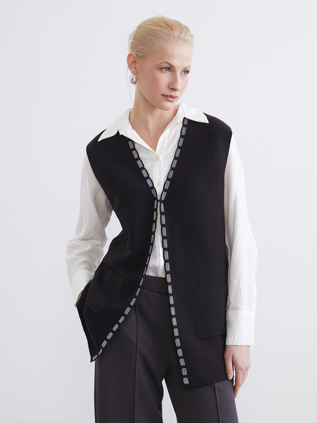 Siyah V Yaka Desenli Kadın Triko Yelek	