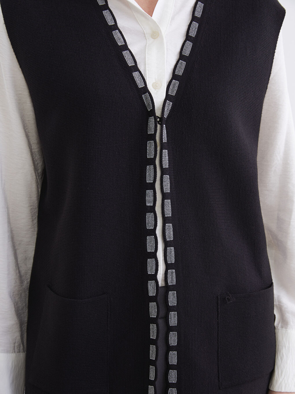 Siyah V Yaka Desenli Kadın Triko Yelek	-2